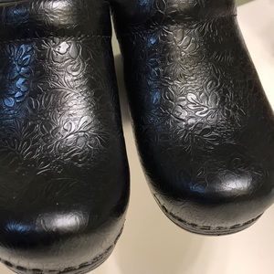 1 pair of  women’s shoes. Worn 3-4 times. NWOT